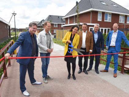 Ooms - Wethouder Van Langen Knipt Lint Door Bij Fiets-voetgangersbrug In Bloesemgaerde